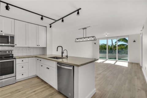 Condo in Miami Beach, Florida, 2 bedrooms № 2075287 - photo 3