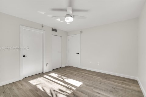 Condo in Miami Beach, Florida, 2 bedrooms № 2075287 - photo 13