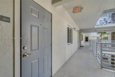 Condo in Miami Beach, Florida, 2 bedrooms № 2075287 - photo 2
