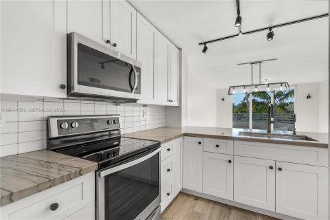 Condo in Miami Beach, Florida, 2 bedrooms № 2075287 - photo 9
