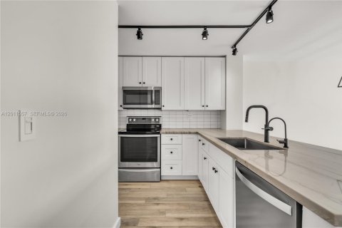 Condo in Miami Beach, Florida, 2 bedrooms № 2075287 - photo 8