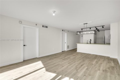 Condo in Miami Beach, Florida, 2 bedrooms № 2075287 - photo 6