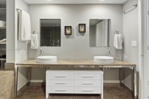 Condo in Miami, Florida, 2 bedrooms  № 1937588 - photo 12