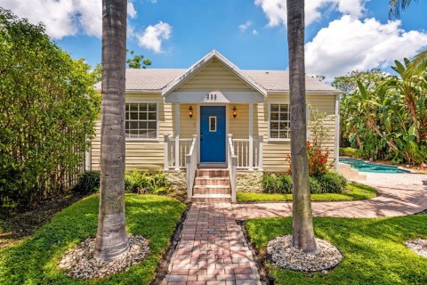 House in Delray Beach, Florida 5 bedrooms, 147.62 sq.m. № 2261805