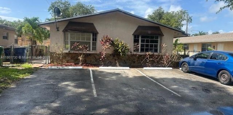 House in Hallandale Beach, Florida 3 bedrooms, 212.47 sq.m. № 1933573