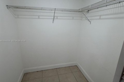 Condo in Tamarac, Florida, 1 bedroom  № 2000668 - photo 5