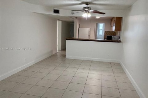 Condo in Tamarac, Florida, 1 bedroom  № 2000668 - photo 2