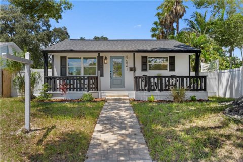 House in Saint Petersburg, Florida 3 bedrooms, 163.14 sq.m. № 2287446