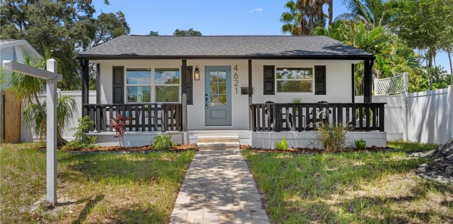 Villa ou maison à Saint Petersburg, Floride 3 chambres, 163.14 m2 № 2287446