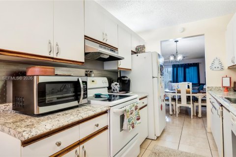 Купить кондоминиум в Пемброк-Пайнс, Флорида 2 спальни, 102.19м2, № 2002761 - фото 12