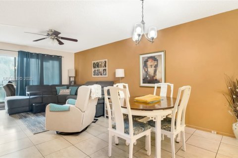 Купить кондоминиум в Пемброк-Пайнс, Флорида 2 спальни, 102.19м2, № 2002761 - фото 15