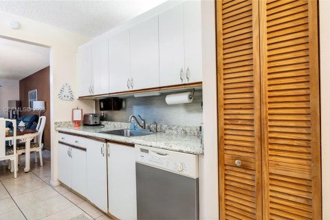 Купить кондоминиум в Пемброк-Пайнс, Флорида 2 спальни, 102.19м2, № 2002761 - фото 11