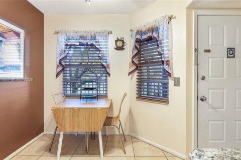 Купить кондоминиум в Пемброк-Пайнс, Флорида 2 спальни, 102.19м2, № 2002761 - фото 9