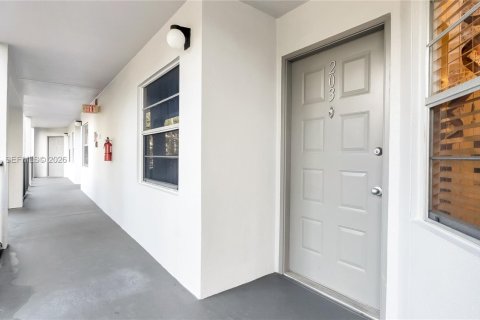 Купить кондоминиум в Пемброк-Пайнс, Флорида 2 спальни, 102.19м2, № 2002761 - фото 8