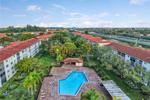 Купить кондоминиум в Пемброк-Пайнс, Флорида 2 спальни, 102.19м2, № 2002761 - фото 3