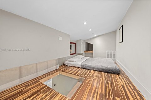House in Miami, Florida 5 bedrooms, 197.14 sq.m. № 1802473 - photo 18