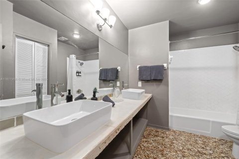 House in Miami, Florida 5 bedrooms, 197.14 sq.m. № 1802473 - photo 21