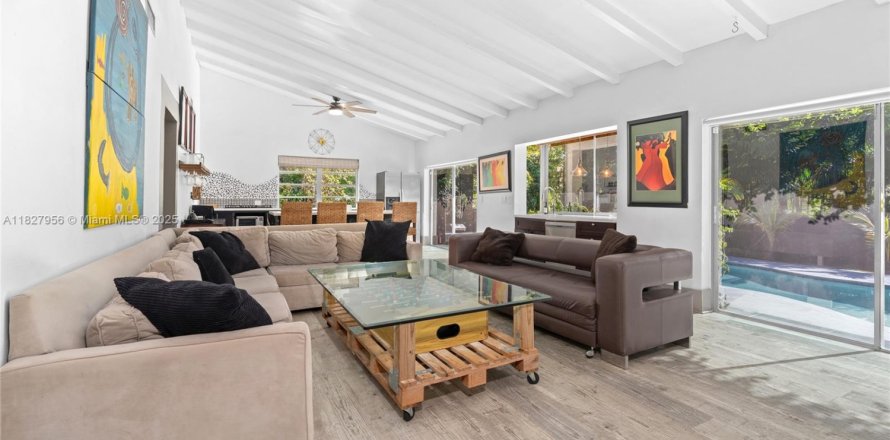 House in Miami, Florida 5 bedrooms, 197.14 sq.m. № 1802473