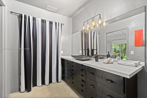 House in Miami, Florida 5 bedrooms, 197.14 sq.m. № 1802473 - photo 12
