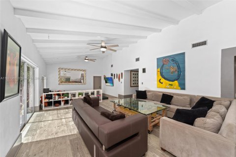 House in Miami, Florida 5 bedrooms, 197.14 sq.m. № 1802473 - photo 7