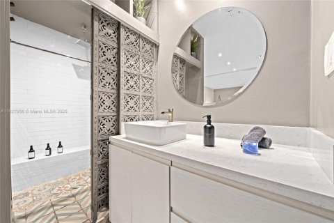 House in Miami, Florida 5 bedrooms, 197.14 sq.m. № 1802473 - photo 17