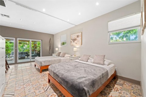 House in Miami, Florida 5 bedrooms, 197.14 sq.m. № 1802473 - photo 14