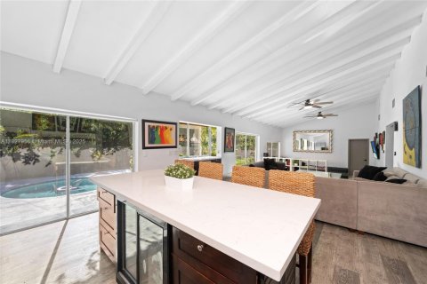 House in Miami, Florida 5 bedrooms, 197.14 sq.m. № 1802473 - photo 9
