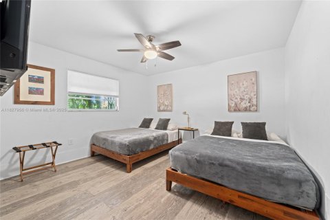 House in Miami, Florida 5 bedrooms, 197.14 sq.m. № 1802473 - photo 22