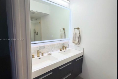 Condo in Hallandale Beach, Florida, 2 bedrooms  № 2077880 - photo 10