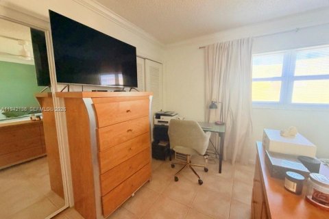 Condo in Hallandale Beach, Florida, 2 bedrooms  № 2077880 - photo 5