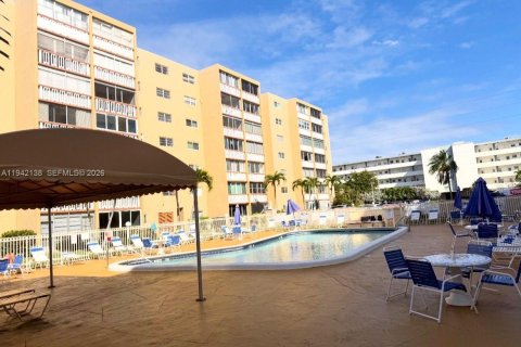 Condo in Hallandale Beach, Florida, 2 bedrooms  № 2077880 - photo 3