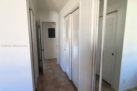 Condo in Hallandale Beach, Florida, 2 bedrooms  № 2077880 - photo 9
