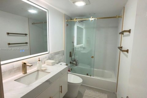Condo in Hallandale Beach, Florida, 2 bedrooms  № 2077880 - photo 7