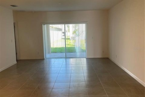 House in Davenport, Florida 4 bedrooms, 218.32 sq.m. № 2149435 - photo 3