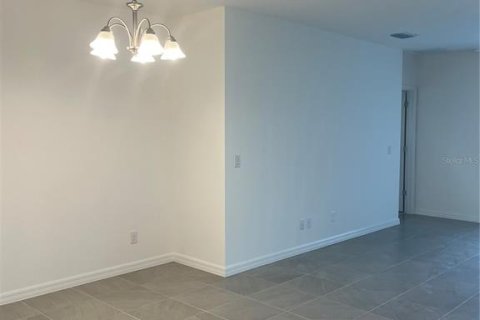 House in Davenport, Florida 4 bedrooms, 218.32 sq.m. № 2149435 - photo 5