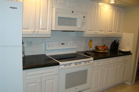House in Pompano Beach, Florida 3 bedrooms, 229.47 sq.m. № 1892043 - photo 11