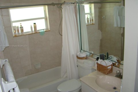House in Pompano Beach, Florida 3 bedrooms, 229.47 sq.m. № 1892043 - photo 19