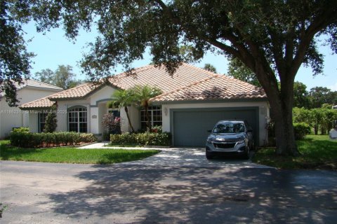 House in Pompano Beach, Florida 3 bedrooms, 229.47 sq.m. № 1892043 - photo 2