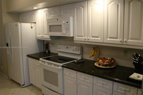 House in Pompano Beach, Florida 3 bedrooms, 229.47 sq.m. № 1892043 - photo 12