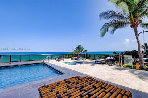 Condo in Sunny Isles Beach, Florida, 2 bedrooms  № 1864066 - photo 17