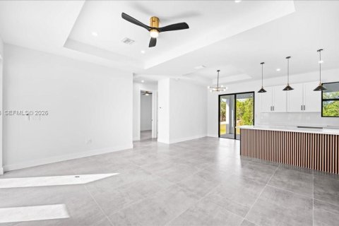 Casa en venta en Cape Coral, Florida, 3 dormitorios № 2000531 - foto 7