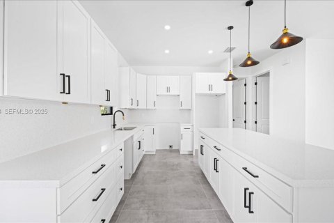 Casa en venta en Cape Coral, Florida, 3 dormitorios № 2000531 - foto 2