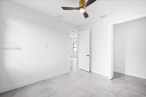 Casa en venta en Cape Coral, Florida, 3 dormitorios № 2000531 - foto 14