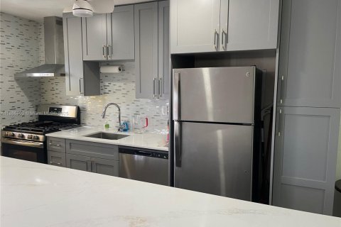 Condominio en alquiler en Miami Gardens, Florida, 1 dormitorio, 66.05 m2 № 1933512 - foto 2