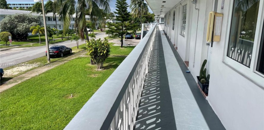 Condominio en Miami Gardens, Florida, 1 dormitorio № 1933512