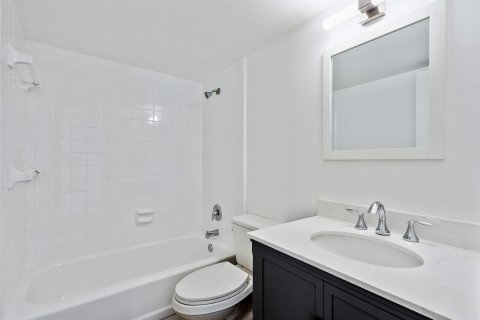 Apartment in North Palm Beach, Florida 3 bedrooms, 957.26 sq.m. № 2400025 - photo 7