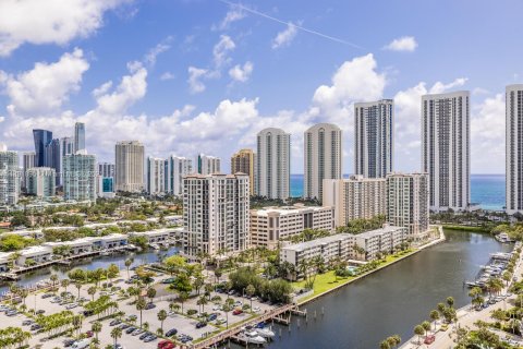 Condo in Sunny Isles Beach, Florida, 1 bedroom № 2021595 - photo 12