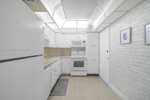 Condo in Sunny Isles Beach, Florida, 1 bedroom № 2021595 - photo 8