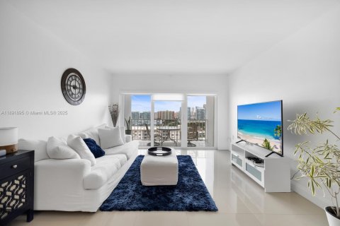 Condo in Sunny Isles Beach, Florida, 1 bedroom № 2021595 - photo 2