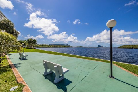Condo in Sunny Isles Beach, Florida, 1 bedroom № 2021595 - photo 17